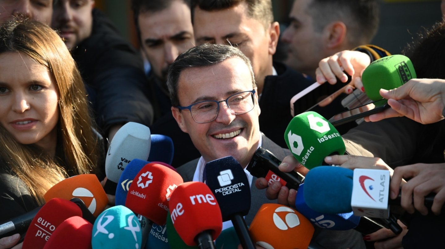 (Foto de ARCHIVO) El presidente de la Diputación de Badajoz y secretario general del PSOE de Extremadura, Miguel Ángel Gallardo, atiende a los medios a su llegada a los Juzgados de Badajoz, a 9 de enero de 2025, en Badajoz, Extremadura (España). En el hermano de Sánchez y el secretario general del PSOE de Extremadura han declarado ante el juez como investigados en el caso que sigue su contratación en la Institución Provincial por posibles delitos contra la Administración Pública y la Hacienda Pública, prevaricación, tráfico de influencias y malversación. Andrés Rodríguez / Europa Press 09 ENERO 2025;JUICIO;DECLARACIONES;INVESTIGADOS; 09/1/2025