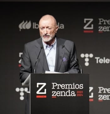 Editoriales españolas se revuelven contra Arturo Pérez-Reverte: "Si habla de vulgaridad y [...]