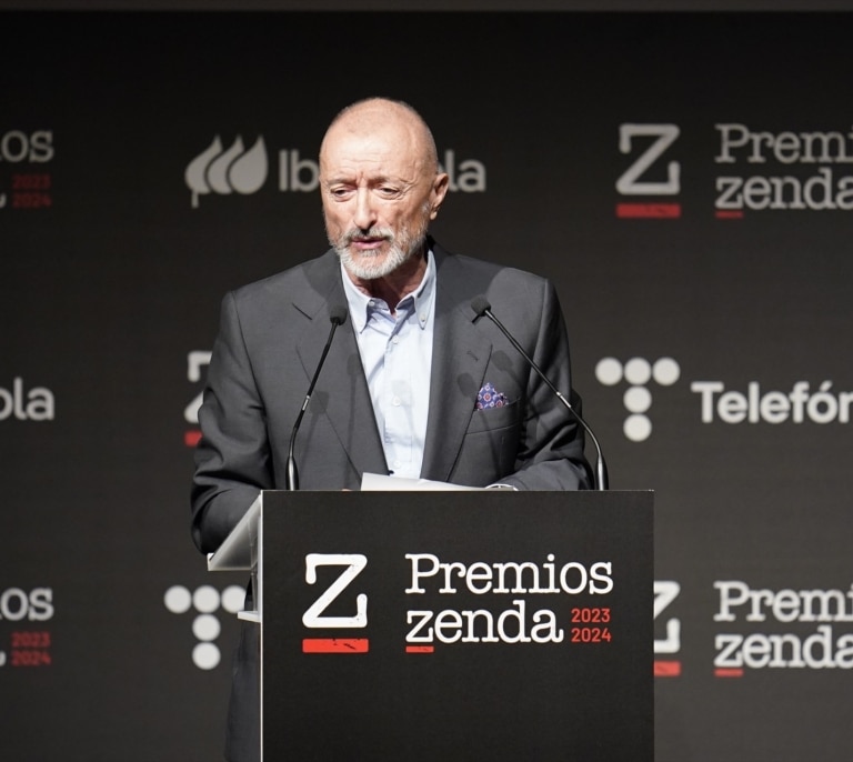 Editoriales españolas se revuelven contra Arturo Pérez-Reverte: "Si habla de vulgaridad y famoseo, está hablando de sí mismo"