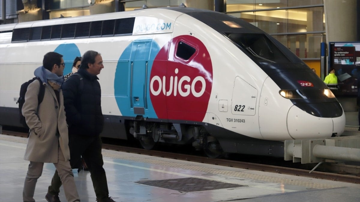 Un tren Ouigo parado en la estación.
