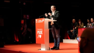 Gallardo no tendrá que dejar sus cargos en el PSOE extremeño pese a estar procesado porque se cambiaron los estatutos en diciembre