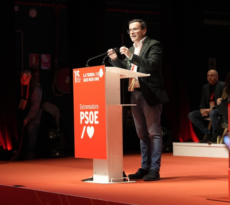 Gallardo no tendrá que dejar sus cargos en el PSOE extremeño pese a estar procesado porque se cambiaron los estatutos en diciembre
