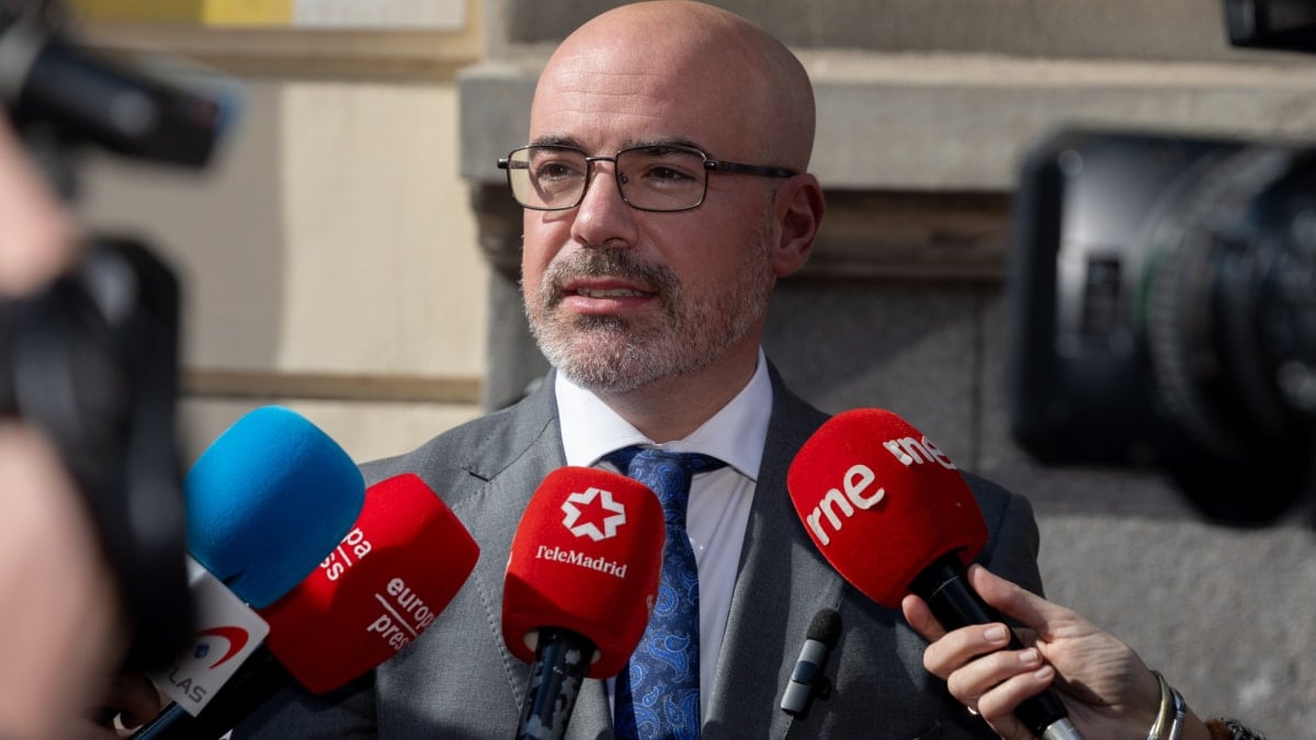 El delegado del Gobierno en la Comunidad de Madrid, Francisco Martín, atiende a los medios durante un minuto de silencio, frente a la Sede de la Delegación del Gobierno, a 11 de febrero de 2025, en Madrid (España).