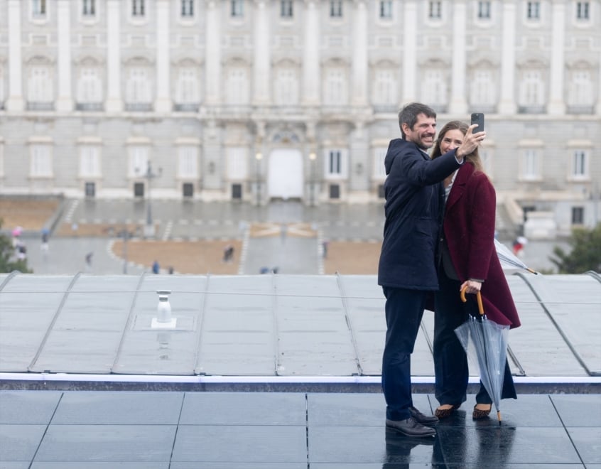 El ministro de Cultura, Ernest Urtasun, y la vicepresidenta tercera del Gobierno y ministra para la Transición Ecológica, Sara Aagesen, durante la inauguración de la nueva cubierta solar del Teatro Real el pasado mes de enero.