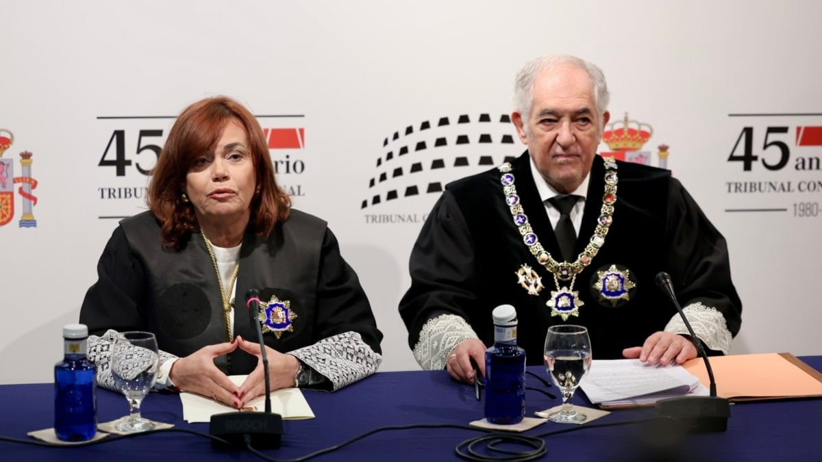 El presidente del Tribunal Constitucional, Cándido Conde-Pumpido (d),y el vicepresidenta del Tribunal Constitucional, Inmaculada Montalbán Huertas (i), durante la atención a los medios de comunicación. A 18 de marzo de 2025, en Cádiz (Andalucía, España).