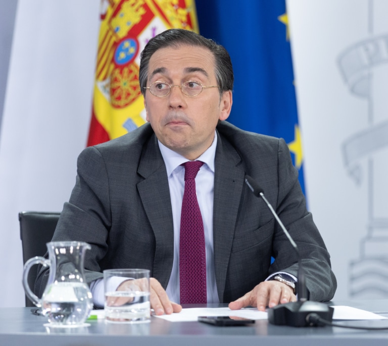 Edificios ruinosos y trámites que duran años: diplomáticos denuncian el colapso de la red consular de España tras décadas de abandono