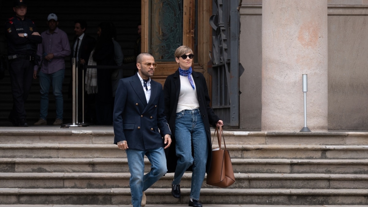El exfutbolista Dani Alves y su abogada, Inés Guardiola, en una fotografía de archivo