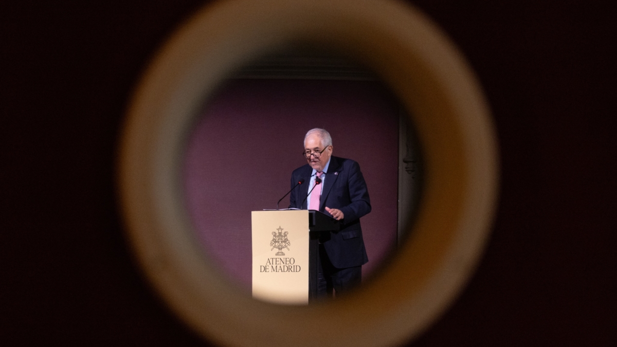 (Foto de ARCHIVO) El presidente del Tribunal Constitucional, Cándido Conde-Pumpido, durante un desayuno, en el Ateneo de Madrid, a 7 de abril de 2025, en Madrid (España). El Ateneo de Madrid organiza los ‘Desayunos del Ateneo’ con el objetivo de crear un espacio de encuentro con líderes y personalidades relevantes de la sociedad, la cultura y la política españolas. Eduardo Parra / Europa Press 07/4/2025