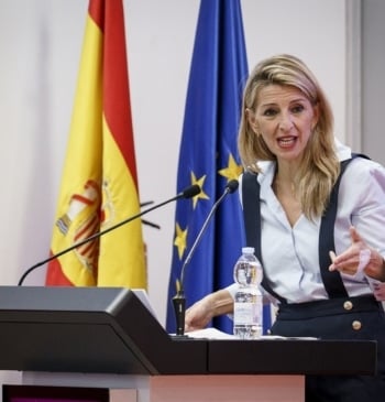 Díaz recuerda a las eléctricas que se deben al "interés general" y [...]