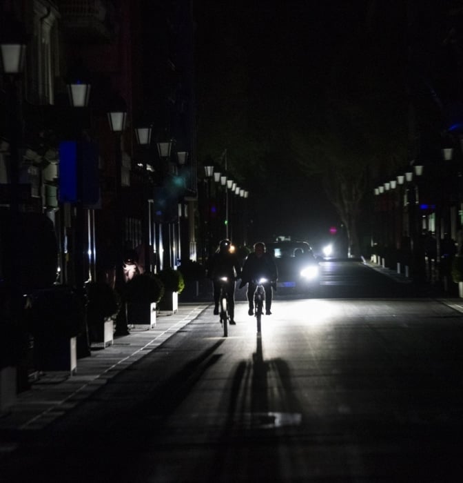 Apagón, a oscuras un mes después: sin culpables ni causas