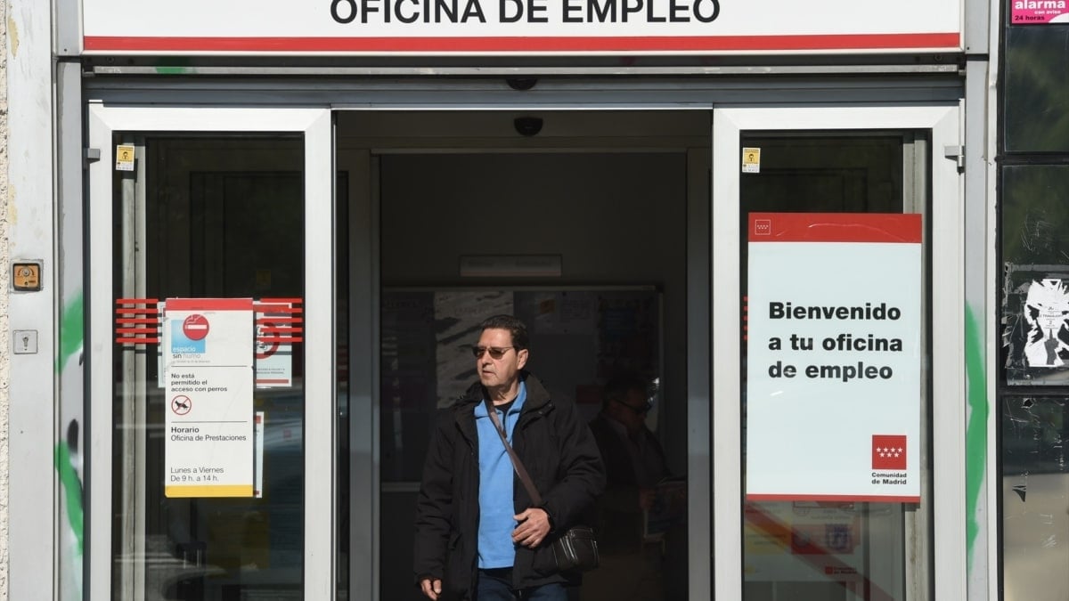 Un hombre sale de una oficina de empleo, en Madrid (España).