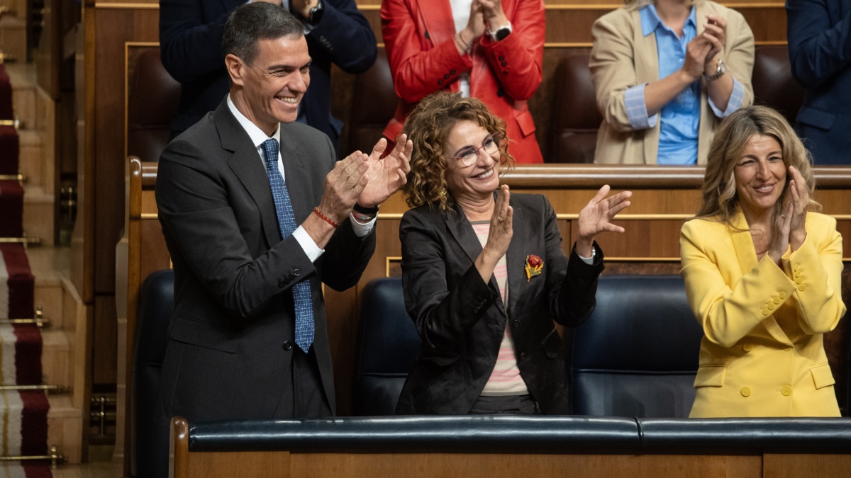 (I-D) El presidente del Gobierno, Pedro Sánchez; la vicepresidenta primera y ministra de Hacienda, María Jesús Montero y la vicepresidenta segunda y ministra de Trabajo, Yolanda Díaz, aplauden durante una sesión plenaria, en el Congreso de los Diputados, a 8 de mayo de 2025, en Madrid (España). El Congreso debate y vota hoy la convalidación o derogación del Real Decreto ley 4/2025, de medidas urgentes de respuesta a la amenaza arancelaria y de relanzamiento comercial que es el plan diseñado por el Gobierno para mitigar los impactos negativos de la política arancelaria de Estados Unidos con una dotación de 14.100 millones de euros. Alejandro Martínez Vélez / Europa Press 08 MAYO 2025;CONGRESO;ARANCELES;COMERCIO 08/5/2025