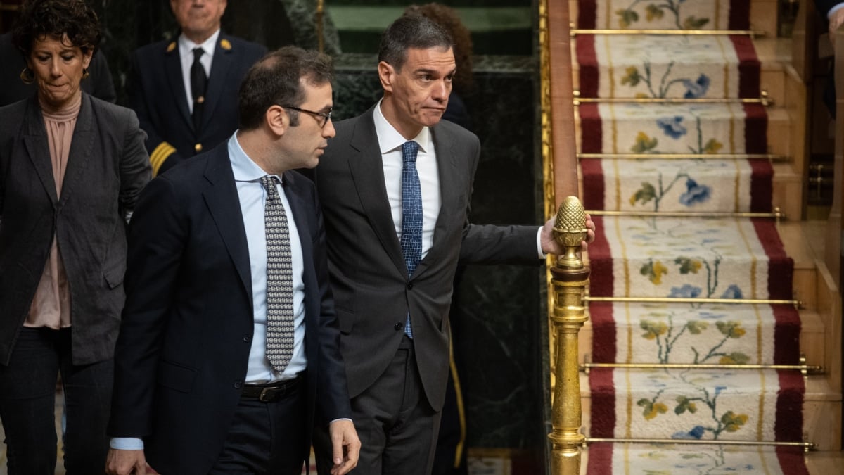 El ministro de Economía, Carlos Cuerpo (i) y el presidente del Gobierno, Pedro Sánchez (d), llegan a una sesión plenaria, en el Congreso.