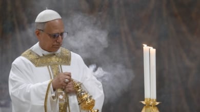 El Gobierno respira con la fumata de León XIV