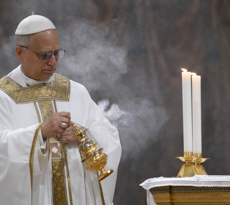 El Gobierno respira con la fumata de León XIV