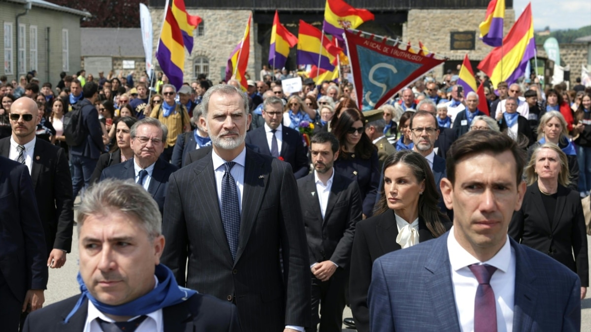 Er rey Felipe VI y la reina Letizia en el memorial de Mauthausen.