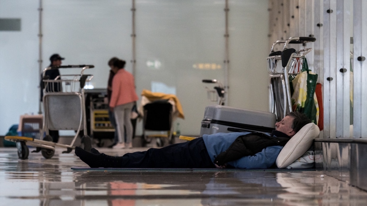 "Política inhumana": la Comunidad de Madrid señala al Gobierno por la situación de los sintecho en Barajas