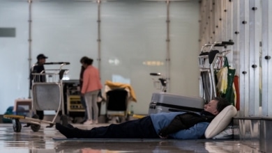 "Política inhumana": la Comunidad de Madrid señala al Gobierno por la situación de los sintecho en Barajas