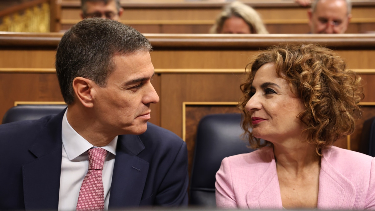 El presidente del Gobierno, Pedro Sánchez y la vicepresidenta primera y ministra de Hacienda, María Jesús Montero, durante una sesión de control al Gobierno, en el Congreso de los Diputados, a 14 de mayo de 2025, en Madrid (España). Durante el pleno, el Congreso ha rendido cuentas sobre el apagón general del pasado 28 de abril, cuyas causas todavía se desconocen. En paralelo a la investigación del Ejecutivo, la Comisión Nacional de los Mercados y la Competencia (CNMC) también realizará una investigación del apagón. Marta Fernández / Europa Press 14 MAYO 2025;GOBIERNO;CONGRESO;APAGON 14/5/2025