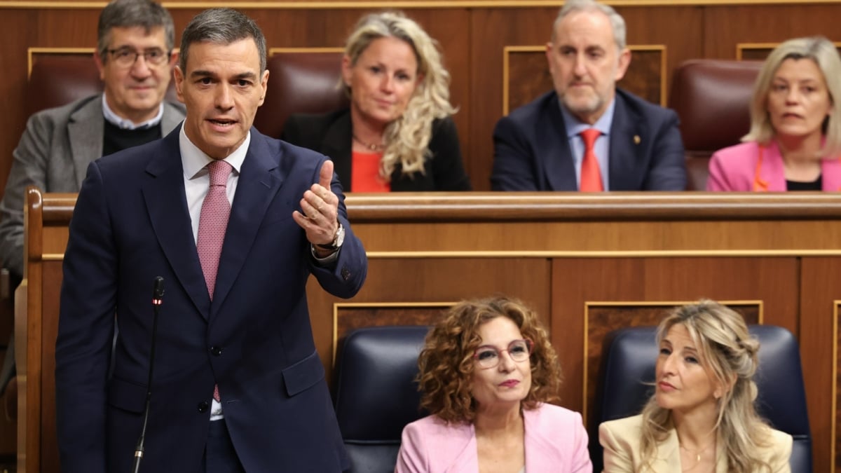 El presidente del Gobierno, Pedro Sánchez, interviene durante una sesión de control al Gobierno en el Congreso de los Diputados, a 14 de mayo de 2025, en Madrid (España). Durante el pleno, el Congreso ha rendido cuentas sobre el apagón general del pasado 28 de abril, cuyas causas todavía se desconocen. En paralelo a la investigación del Ejecutivo, la Comisión Nacional de los Mercados y la Competencia (CNMC) también realizará una investigación del apagón. Marta Fernández / Europa Press 14 MAYO 2025;GOBIERNO;CONGRESO;APAGON 14/5/2025