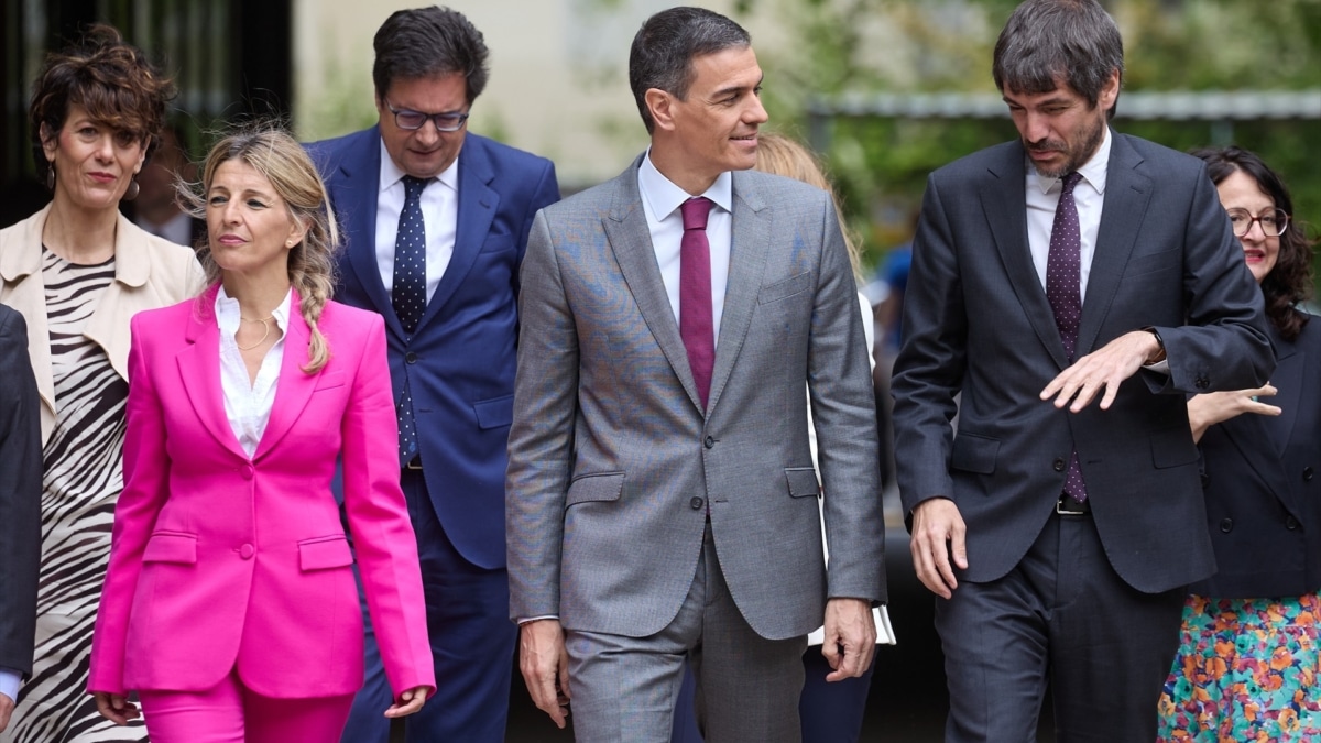 Pedro Sánchez, acompañado por varios ministros, en el Museo del Traje.