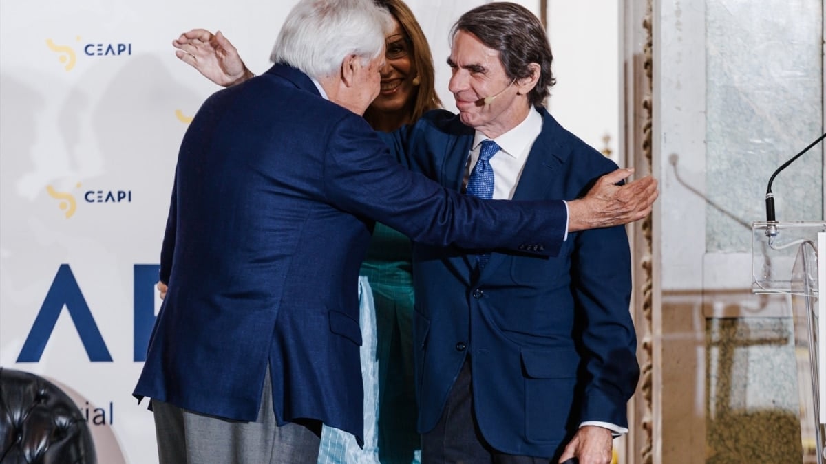 González y Aznar se saludan en el Consejo Empresarial Alianza Por Iberoamérica (CEAPI).