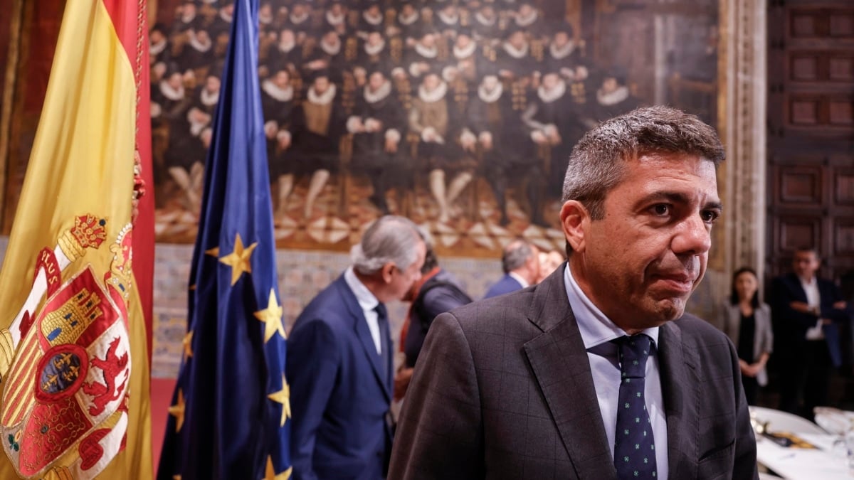 (Foto de ARCHIVO) El presidente de la Generalitat Valenciana, Carlos Mazón (d), durante una reunión con los proveedores de la Generalitat, a 22 de mayo de 2025, en Valencia, Comunidad Valenciana (España). Carlos Mazón se reúne con los proveedores de la administración autonómica para explicarles la situación de impagos y retrasos en los cobros que están sufriendo debido a la falta de liquidez de la Generalitat. Esta reunión incide más presión al Gobierno central para que apruebe el Fondo de Liquidez Autonómico Extraordinario (Extra FLA), un mecanismo estatal que desde 2012 permite a las comunidades autónomas financiar el déficit cuando no pueden acudir a los mercados financieros por su situación económica. Debido a que el año pasado cerró con un déficit de 2.495 millones de euros, y la Generalitat necesita esos fondos para pagar facturas pendientes, especialmente a empresas de sectores como sanidad, educación, limpieza, residencias de mayores y transportes. Rober Solsona / Europa Press 22/5/2025