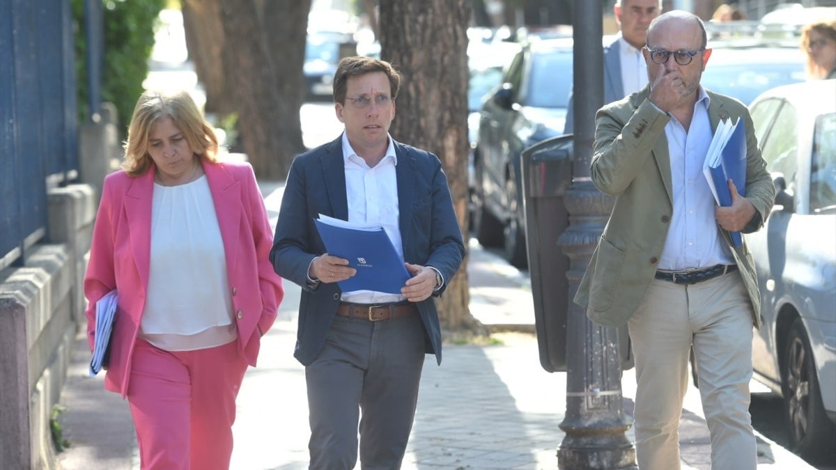 Almeida y Lucena acuerdan que Aena pagará a una organización para hacer un censo de los sintecho de Barajas