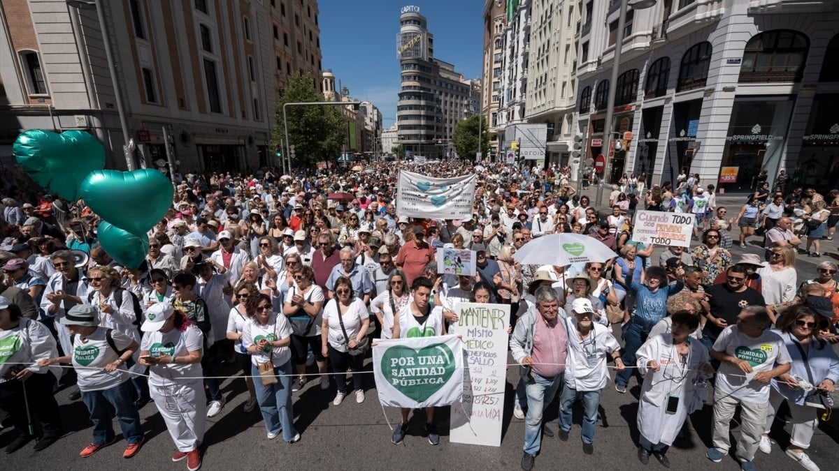 Miles de personas se manifiestan en Madrid en defensa de la sanidad pública