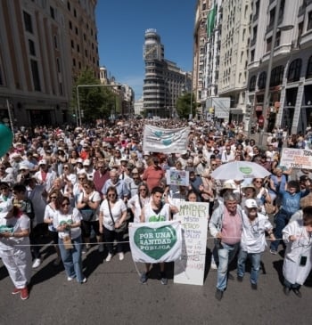 Miles de personas se manifiestan en Madrid en defensa de la sanidad [...]