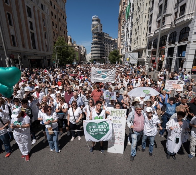 Miles de personas se manifiestan en Madrid en defensa de la sanidad pública
