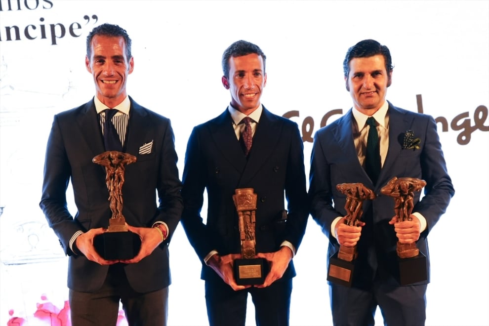 Pepe Moral, David de Miranda y Morante de la Puebla, con los trofeos de triunfadores de la Feria de Sevilla.