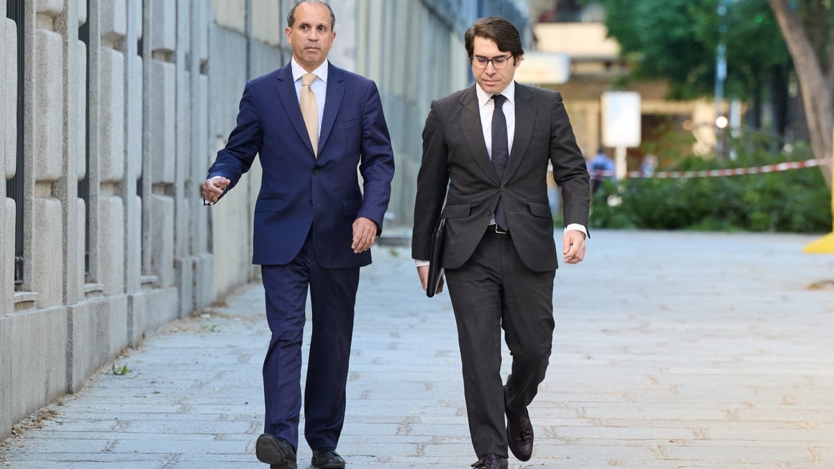 El exabogado de Alberto González Amador, Carlos Neira, a su llegada al Tribunal Supremo, a 27 de mayo de 2025, en Madrid (España).