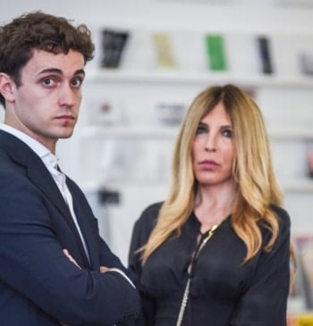 El novio de Carmen Thyssen, uno más en su familia, arropa a [...]