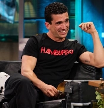 Jaime Lorente en su visita a 'La Revuelta': "Me caso"