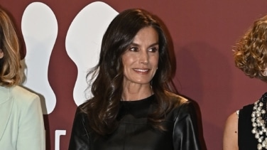 Reina Letizia deslumbra en primavera con un elegante look negro integral