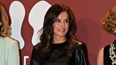 Reina Letizia deslumbra en primavera con un elegante look negro integral