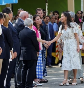 Letizia deslumbra en la Feria del Libro con un vestido floral y [...]