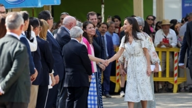 Letizia deslumbra en la Feria del Libro con un vestido floral y sandalias nuevas