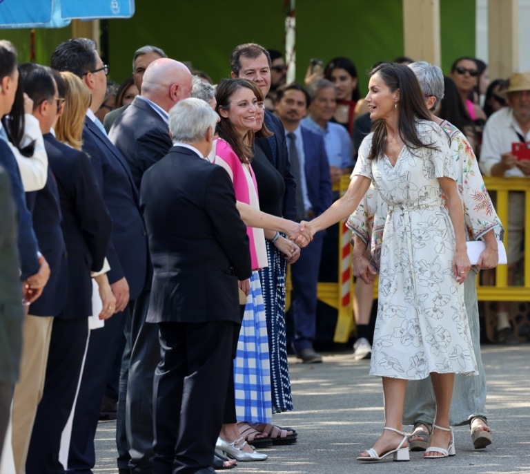 Letizia deslumbra en la Feria del Libro con un vestido floral y sandalias nuevas