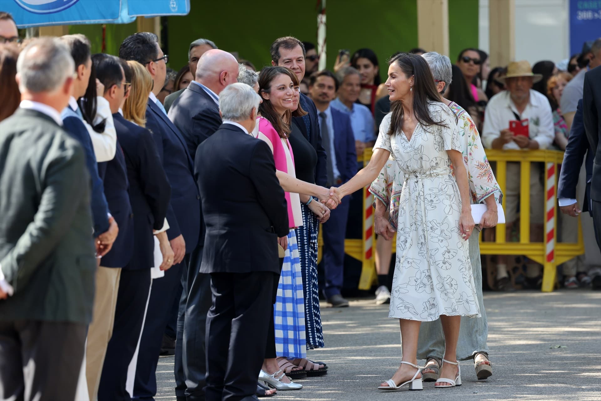 Letizia deslumbra en la Feria del Libro con un vestido floral y sandalias  nuevas