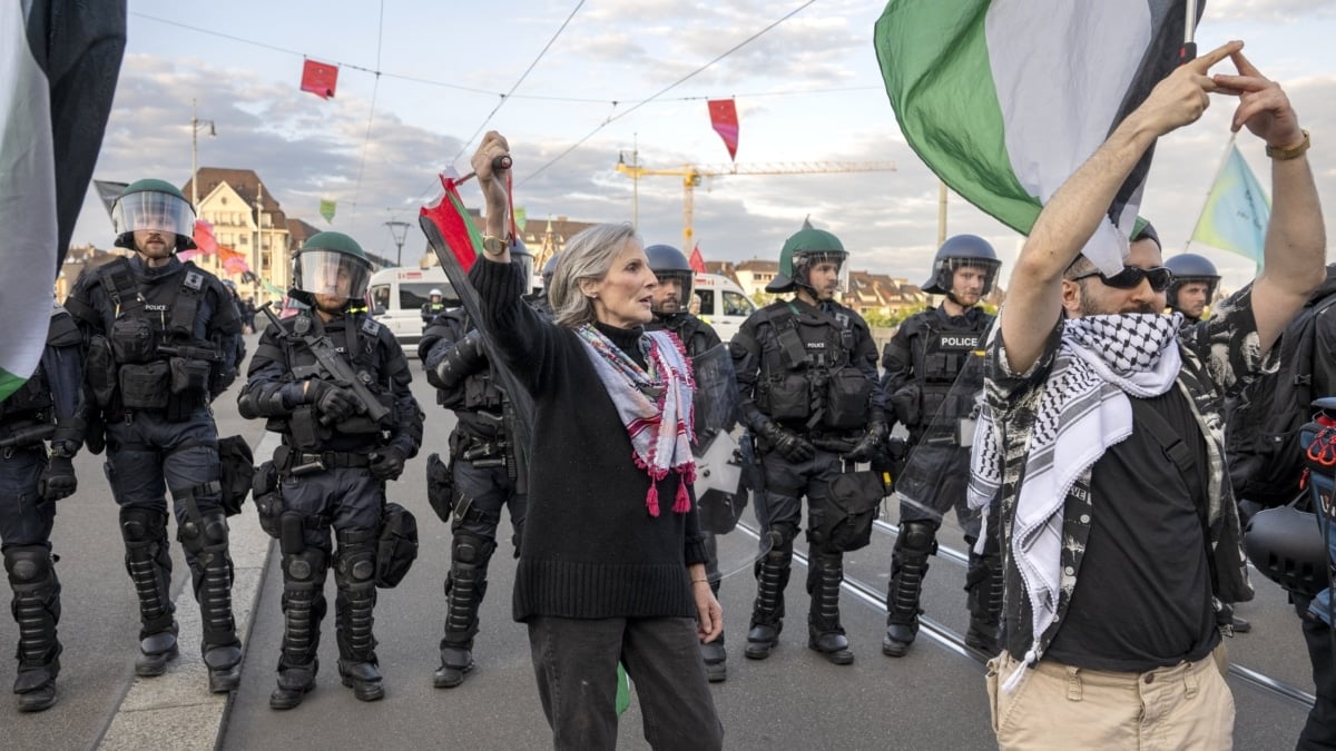 Gente protestando a favor de Palestina en una marcha a las afueras de Eurovisión 2025