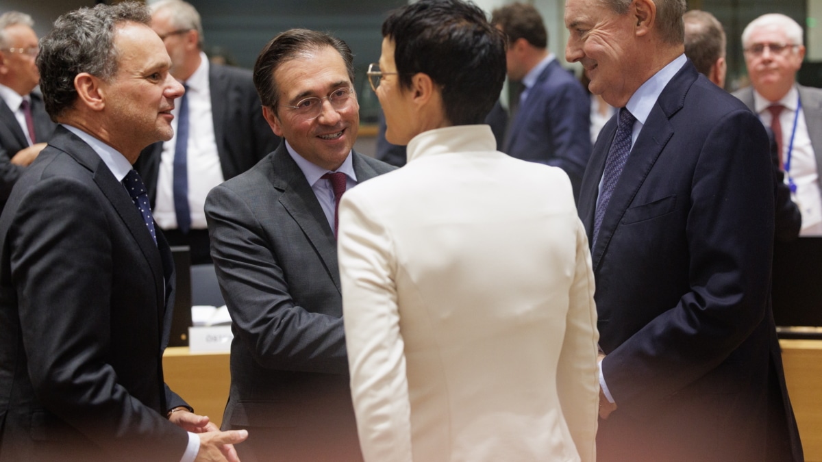 BRUSSELS (Belgium), 20/05/2025.- (L-R) Netherland's Foreign Minister Caspar Veldkamp, Minister of Foreign Affairs, European Union and Cooperation of Spain Jose Manuel Albares Bueno and EU Commissioner for Enlargement Marta Kos, chat at the start of the EU Foreign Affairs Council in the EU Council in Brussels, Belgium, 20 May 2025. (Bélgica, España, Bruselas) EFE/EPA/OLIVIER MATTHYS