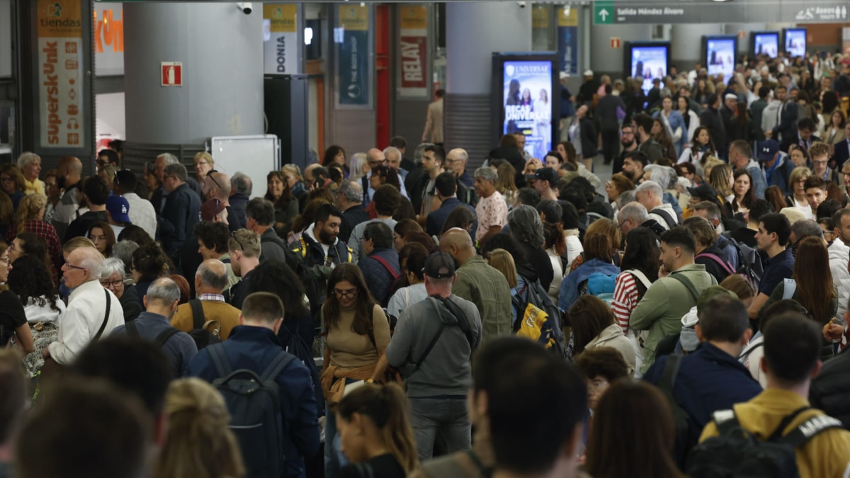 Caos en Atocha y Santa Justa por el colapso del AVE Madrid-Sevilla al inicio de la Feria de Abril