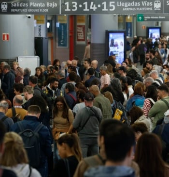 Caos en Atocha y Santa Justa por el colapso del AVE Madrid-Sevilla [...]