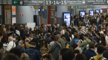 Caos en Atocha y Santa Justa por el colapso del AVE Madrid-Sevilla al inicio de la Feria de Abril