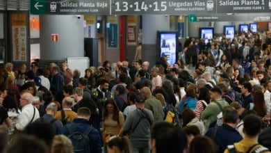 Caos en Atocha y Santa Justa por el colapso del AVE Madrid-Sevilla al inicio de la Feria de Abril