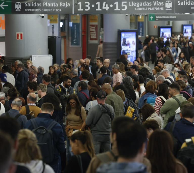 Caos en Atocha y Santa Justa por el colapso del AVE Madrid-Sevilla al inicio de la Feria de Abril