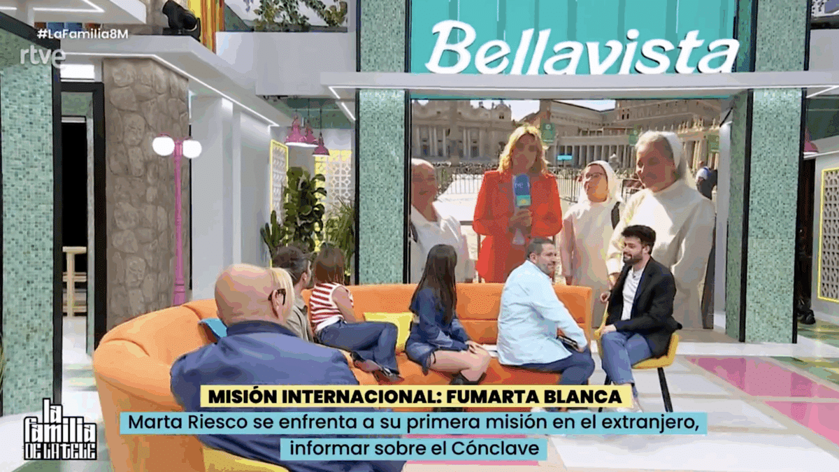 Trabajadores de RTVE recogen firmas exigiendo la retirada de 'La familia de la tele'