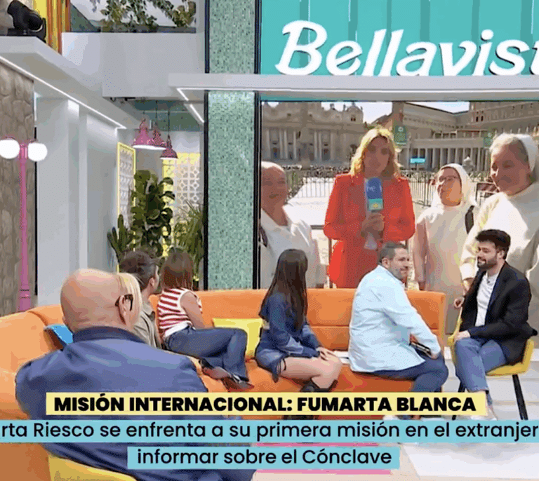 Trabajadores de RTVE recogen firmas exigiendo la retirada de 'La familia de la tele'